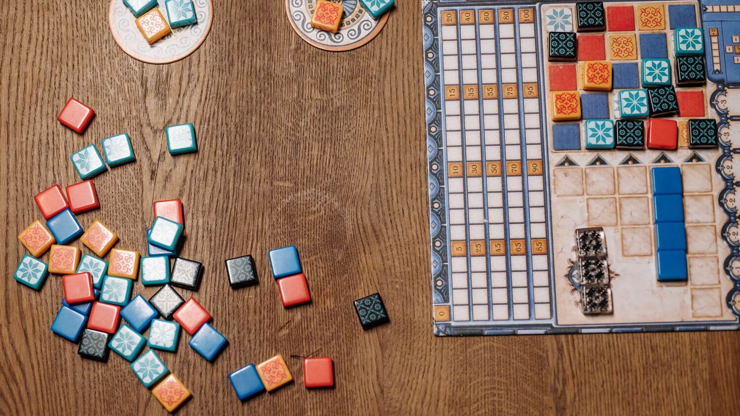イメージ画像:テーブルいっぱいに広げられたボードゲームのボードとコマ。